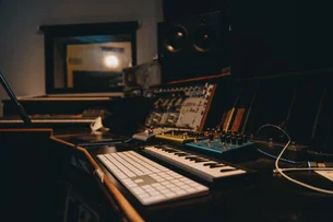 Universal, Warner e Sony negociam direitos com startups que fazem música com IA