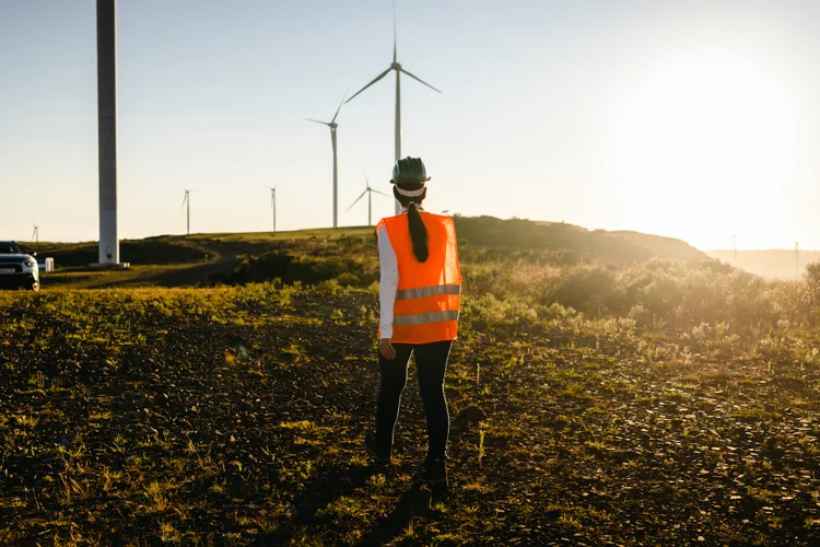 Desigualdades regionais e falta de acesso à qualificação ainda são entraves para jovens atuarem com empregos verdes no Brasil  (rparobe/Getty Images)
