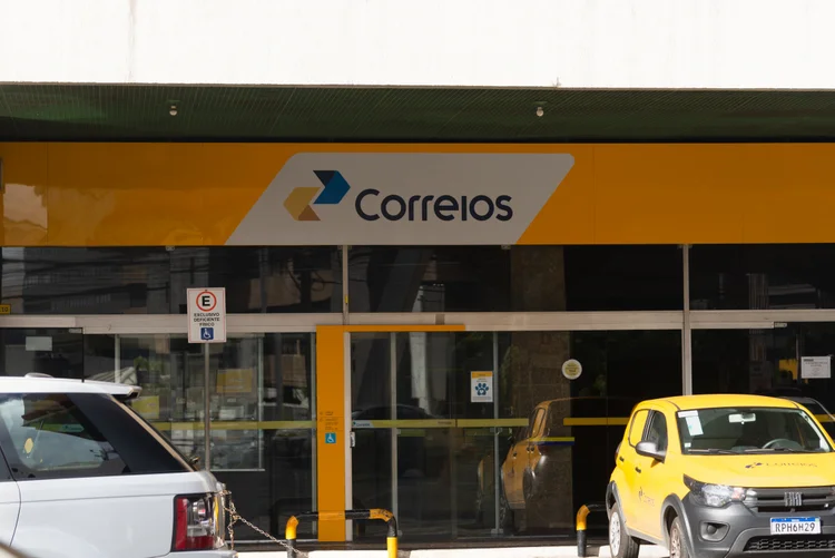 Salvador, Bahia, Brazil - August 11, 2023: Facade of the Post Office, written in Portuguese: Correios. On Avenida Tancredo Neves in Salvador, Bahia. (Getty Images)