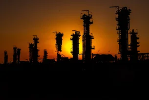 Israel ataca importante refinaria de gás natural iraniana no golfo Pérsico