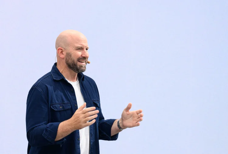 Andrew Bosworth, diretor de tecnologia da Meta, durante evento da empresa na Califórnia: agora, ele também é tenente-coronel do Exército dos EUA em programa que aproxima big techs do setor militar. (JOSH EDELSON/Getty Images)
