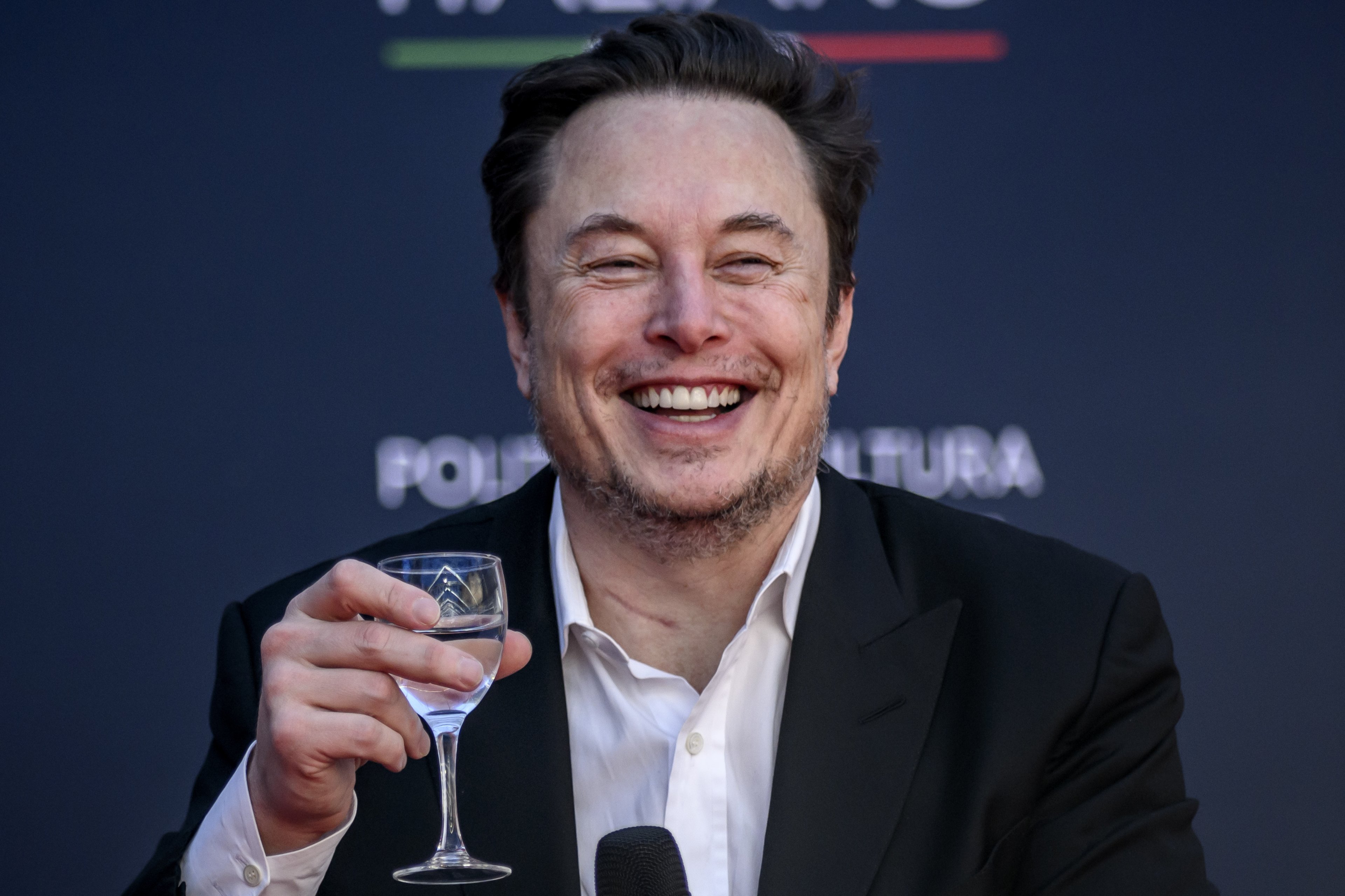 Elon Musk defende adoção do bitcoin e diz que moedas fiduciárias 'não têm salvação'