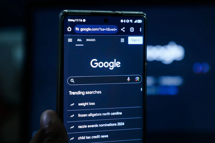Integração de anúncios às ferramentas de IA deve concentrar ainda mais receita publicitária no Google (Thilina Kaluthotage/Getty Images)