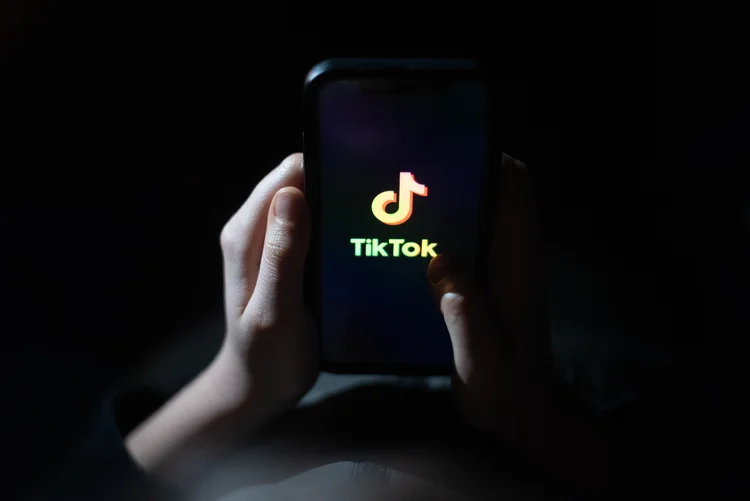 Tiktok: secretária de imprensa da Casa Branca, Karoline Leavitt, já havia indicado na terça-feira que Trump assinaria um novo decreto porque "não quer que o TikTok desapareça". (Matt Cardy/Getty Images)