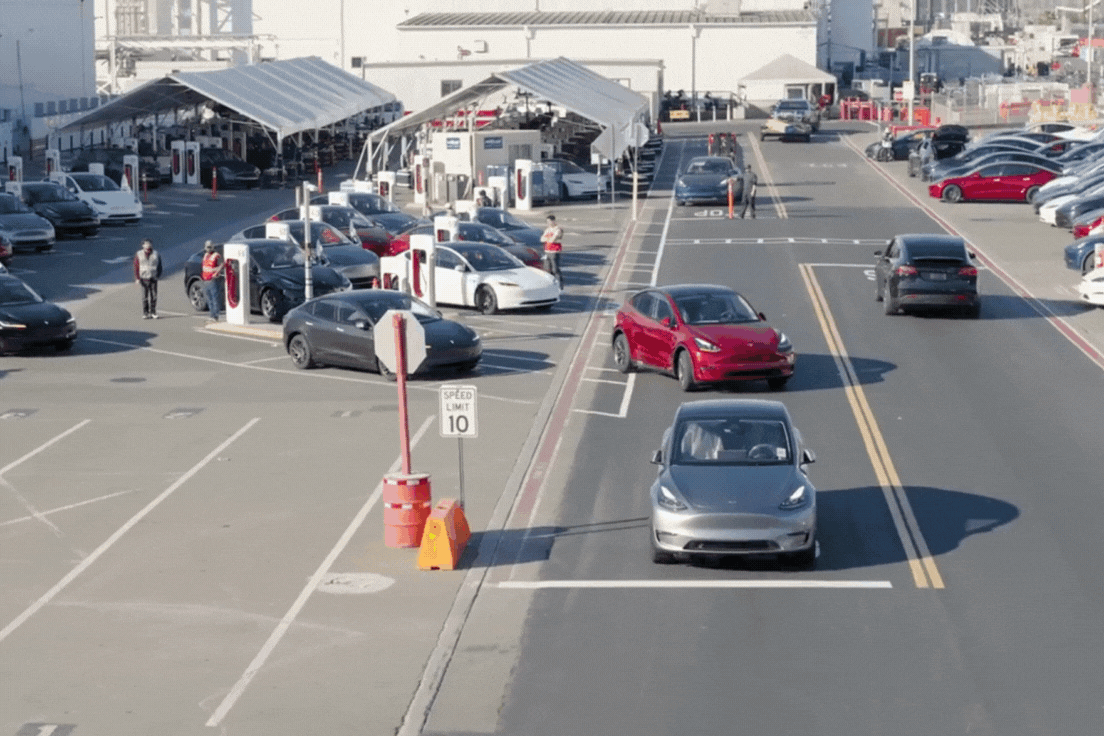 Carro autônomo da Tesla se 'autoentrega' da fábrica até a casa do cliente. Esperança para Musk?