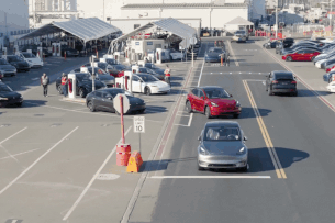 Carro autônomo da Tesla se 'autoentrega' da fábrica até a casa do cliente. Esperança para Musk?