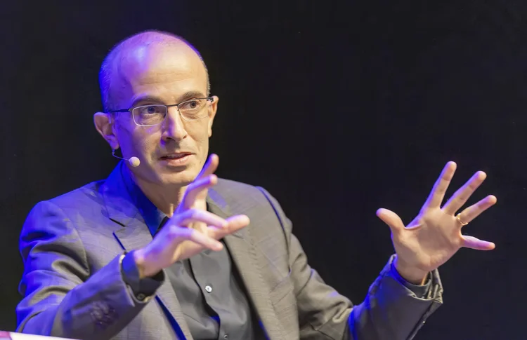  Yuval Harari: autor do livro "Sapiens" alertou que o primeiro setor afetado pela IA será o mercado financeiro. (Jakubaszek/Getty Images)