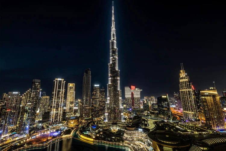Muitos buscam em Dubai não apenas eficiência fiscal, mas também estabilidade política, privacidade e acesso a um ecossistema financeiro internacionalmente reconhecido. (FADEL SENNA/Getty Images)