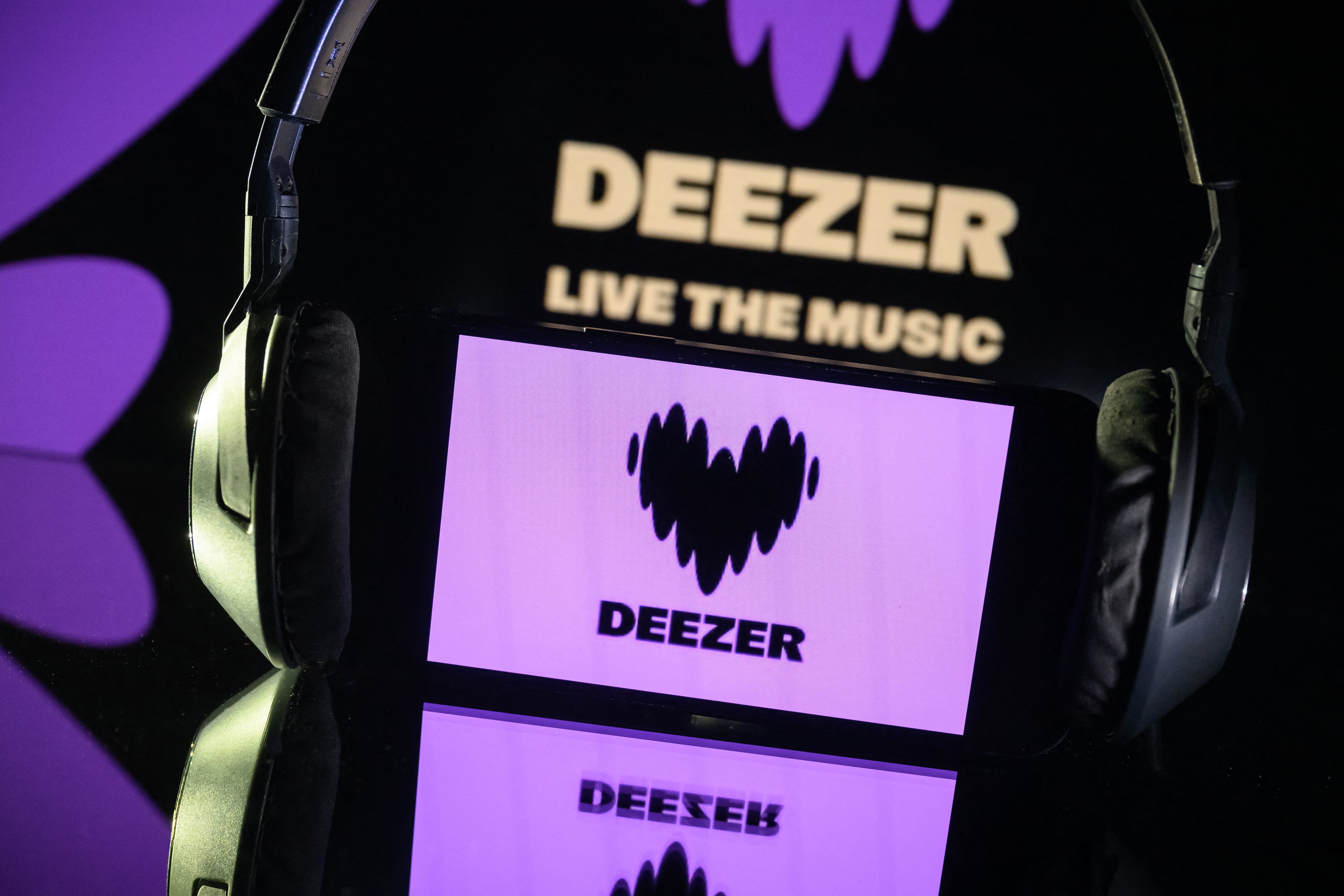 Fora do app: os planos da Deezer para se tornar uma marca física no Brasil — e no mundo