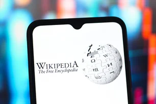 Imagem referente à matéria: Wikipedia suspende teste com IA que gerava resumos automáticos após reação dos editores