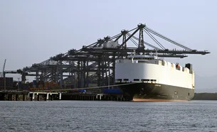 Navio com 800 carros elétricos pega fogo e é abandonado no meio do Pacífico