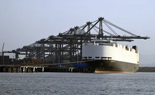 Imagem referente à matéria: Navio com 800 carros elétricos pega fogo e é abandonado no meio do Pacífico