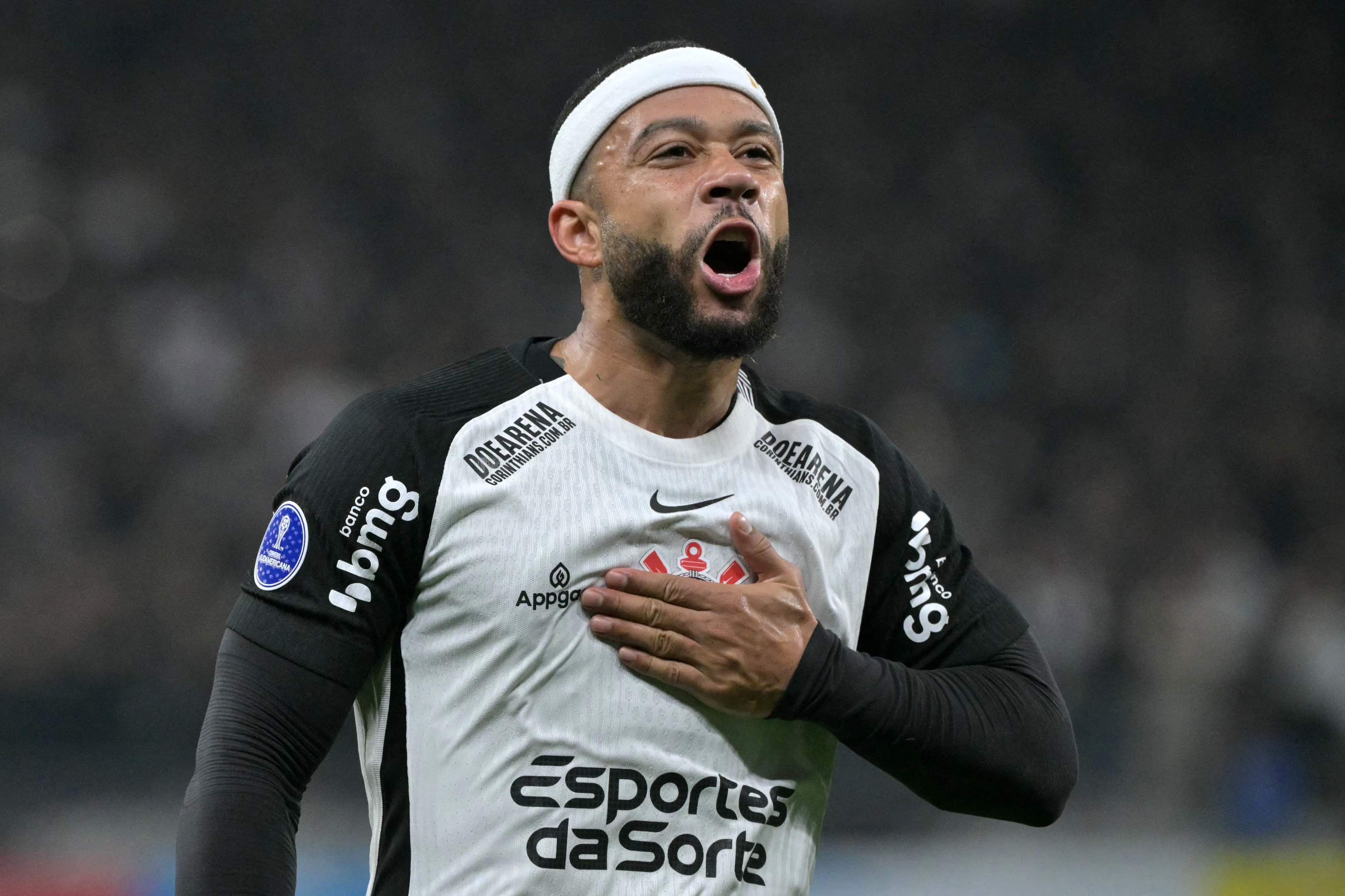 Corinthians recebe notificação de Memphis Depay por valores pendentes de R$ 6 milhões