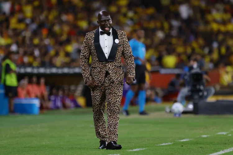 Técnico do Barcelona de Guayaquil, Castillo, usa terno com estampa de pele de onça, resultando em multa pela Conmebol (Franklin Jacome/Getty Images)