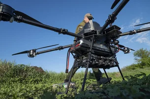 Ucrânia escondeu drones em galpões falsos para atingir aviões russos a 4.300 km de distância