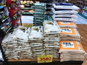 Imagem referente à matéria: Preços do arroz disparam no Japão, causam fila em supermercados e pacote já custa mais de R$ 1 mil