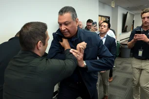 Senador pela Califórnia é algemado e retirado de entrevista coletiva em Los Angeles