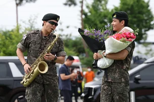 Membros do BTS retornam do serviço militar e prometem novo show para os fãs