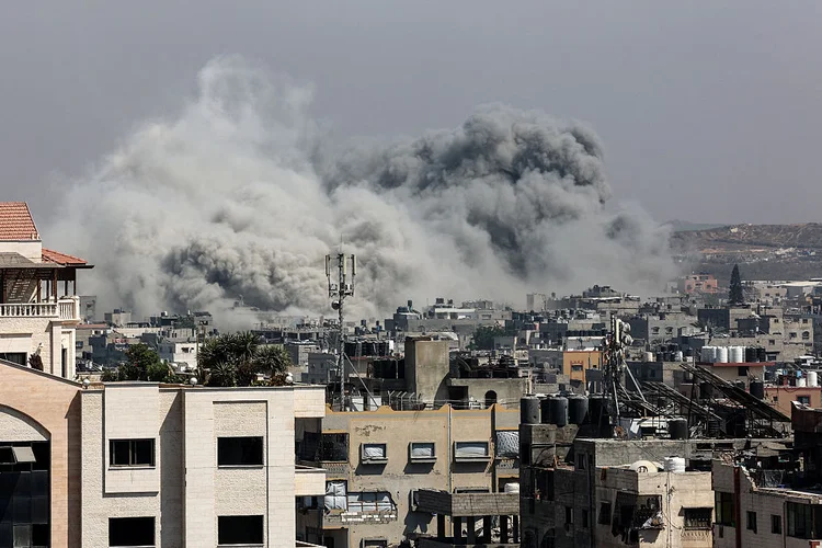 No centro do enclave, as forças israelenses mataram pelo menos 12 pessoas após um ataque contra uma casa no oeste de Deir al Balah. (Getty Images)