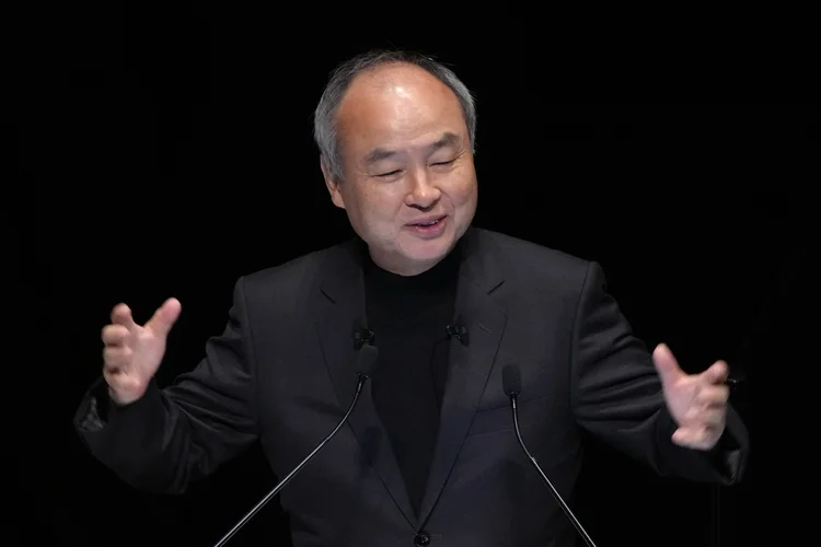 Masayoshi Son: fundador e CEO do SoftBank Group brinca ao responder perguntas na assembleia anual de acionistas, em Tóquio, nesta sexta-feira, 27. (Kazuhiro Nogi/AFP/Getty Images)