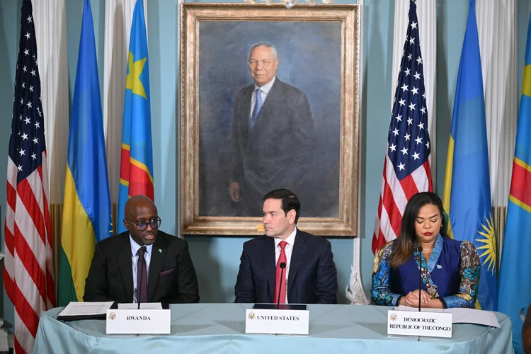 Ruanda e República Democrática do Congo assinam acordo para dar fim a conflito (Mandel NGAN / AFP/Getty Images)