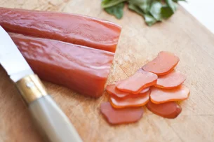 Conheça o caviar brasileiro e sua diferença das ovas tradicionais