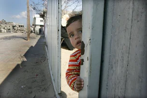 Em meio à guerra entre Israel e Irã, ONU alerta para recorde global de violência contra crianças