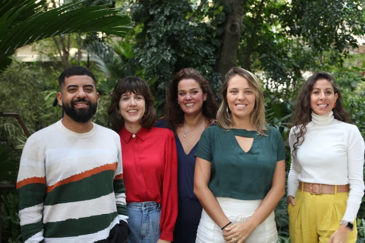 À frente da plataforma, estão cinco brasileiros com expertise no ecossistema social e ambiental: Ellen Bileski, Flora Bitancourt, Jairo Malta, Marcela Bacchin e Ushi Araújo (Divulgação)