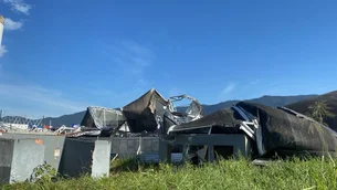 Ventos derrubam arena no litoral de SP; veja imagens