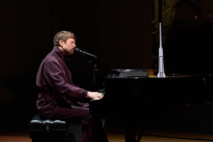 Zegna: James Blake durante a apresentação na Villa Zegna (Zegna/Divulgação)