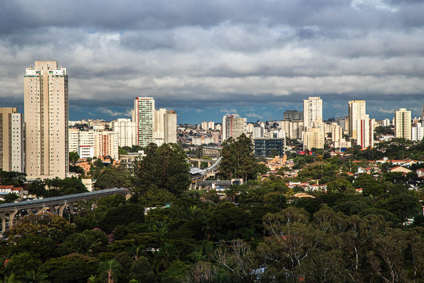 Luxo e econômico lideram lançamentos imobiliários; médio padrão segue resiliente
