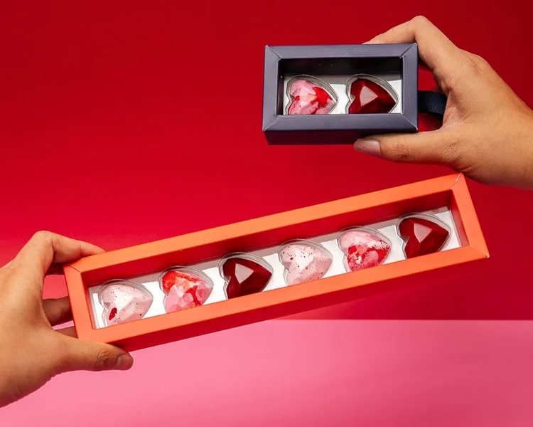Mica Chocolates: linha Our Love Language para Dia dos Namorados com bombons artesanais, cestas personalizadas e entrega em todo Brasil (Divulgação/Divulgação)