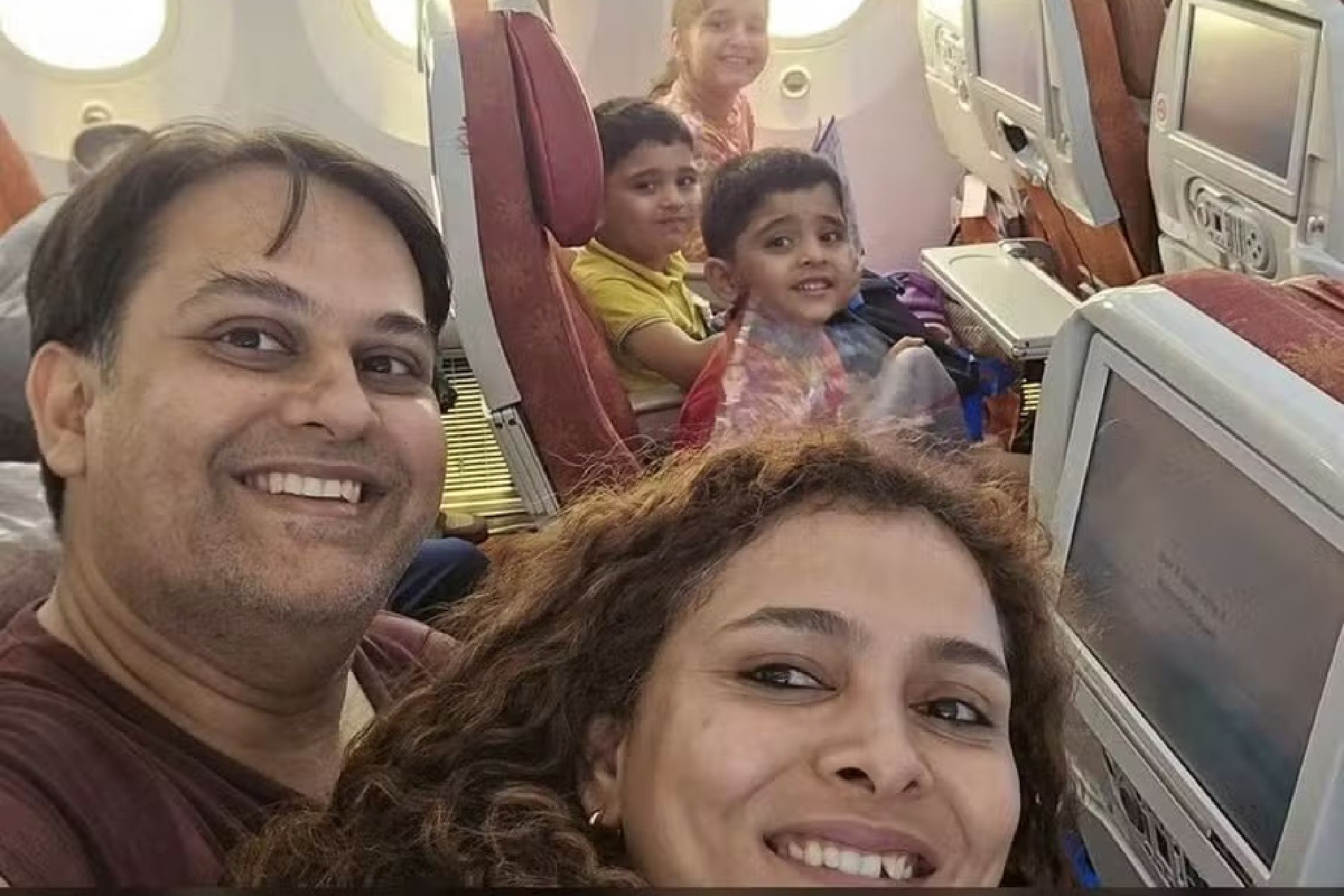 Família registra última foto momentos antes de morrer em queda de avião na Índia
