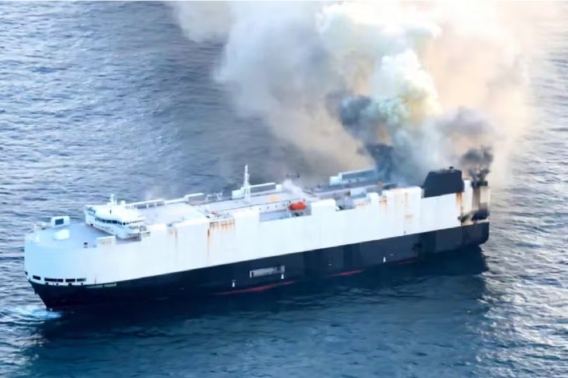 Navio com 3 mil carros está em chamas há 8 dias; por que é tão difícil apagar incêndio?