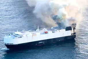 Imagem referente à matéria: Navio com 3 mil carros está em chamas há 8 dias; por que é tão difícil apagar incêndio?