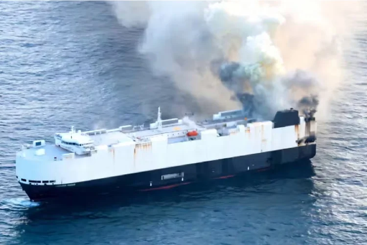 Navio Midas: incêndio começou em 3 de junho no compartimento que abrigava veículos híbridos e elétricos (Guarda Costeira dos EUA/Reprodução)