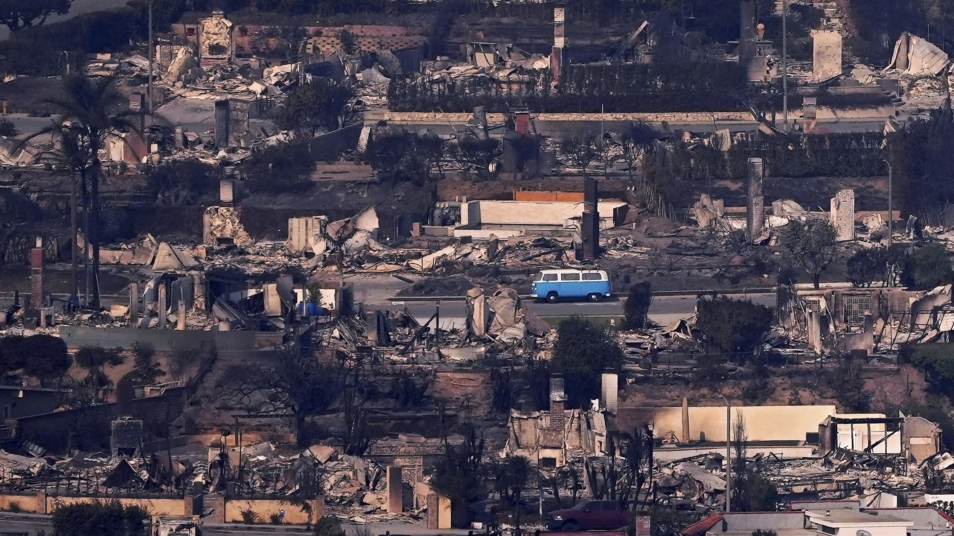 Quem fim levou 'Azul', Kombi 1977 que sobreviveu aos incêndios da Califórnia