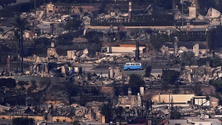 Kombi 1977 que sobreviveu aos incêndios da Califórnia. (AP Photo/Mark J. Terrill/Divulgação)