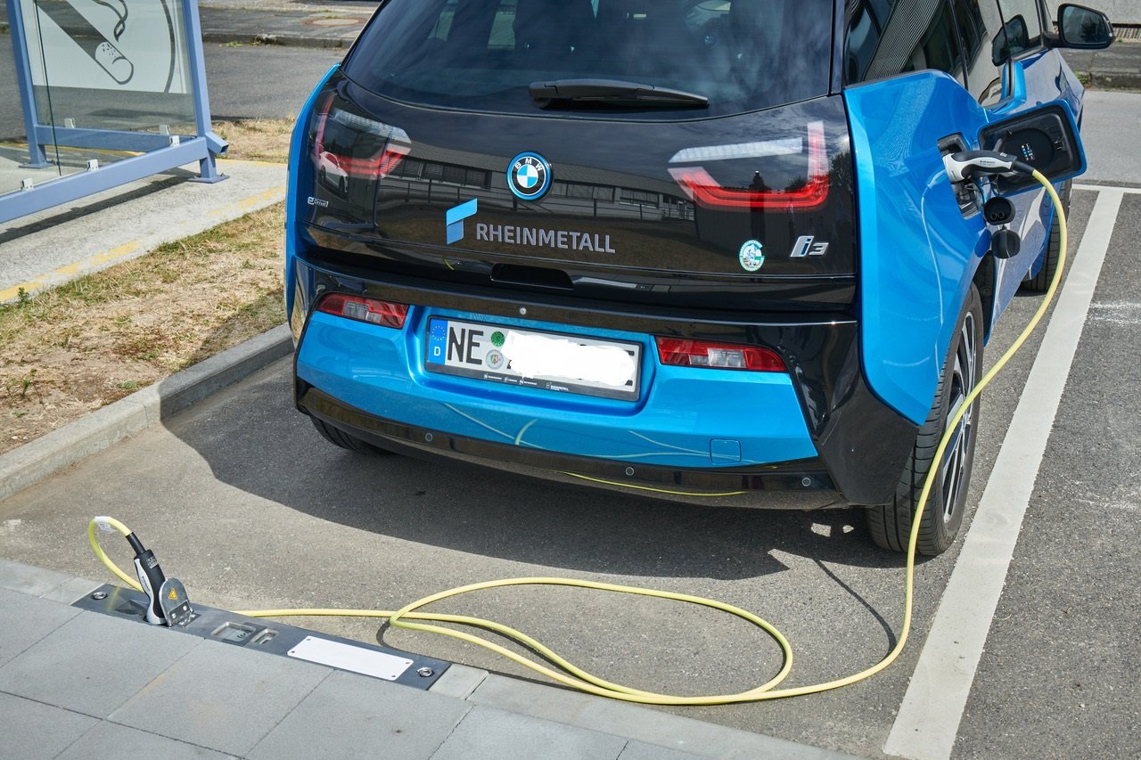 Calçadas que carregam carros? Empresa alemã aposta nessa tecnologia para otimizar espaços urbanos