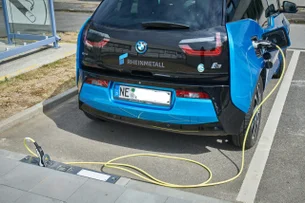 Calçadas que carregam carros? Empresa alemã aposta nessa tecnologia para otimizar espaços urbanos