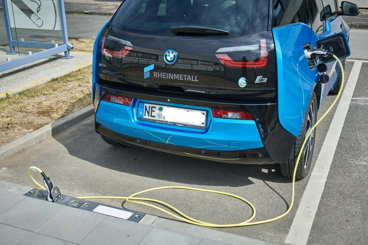 Companhia Rheinmetall desenvolveu tecnologia de mobilidade elétrica Curb Charger (Rheinmetall/Divulgação)