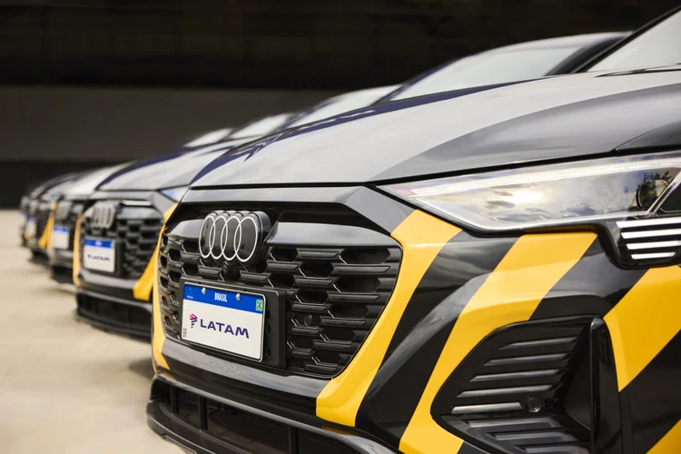 Audi Q8 e-tron: carro de luxo leva os passageiros da Latam até o avião. (Divulgação/Divulgação)
