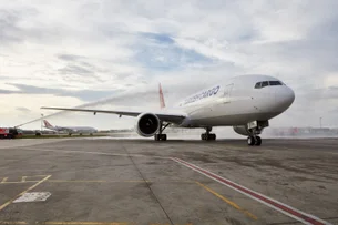 Boeing reduz prejuízo e amplia produção sob comando de novo CEO, mas ainda enfrenta desafios