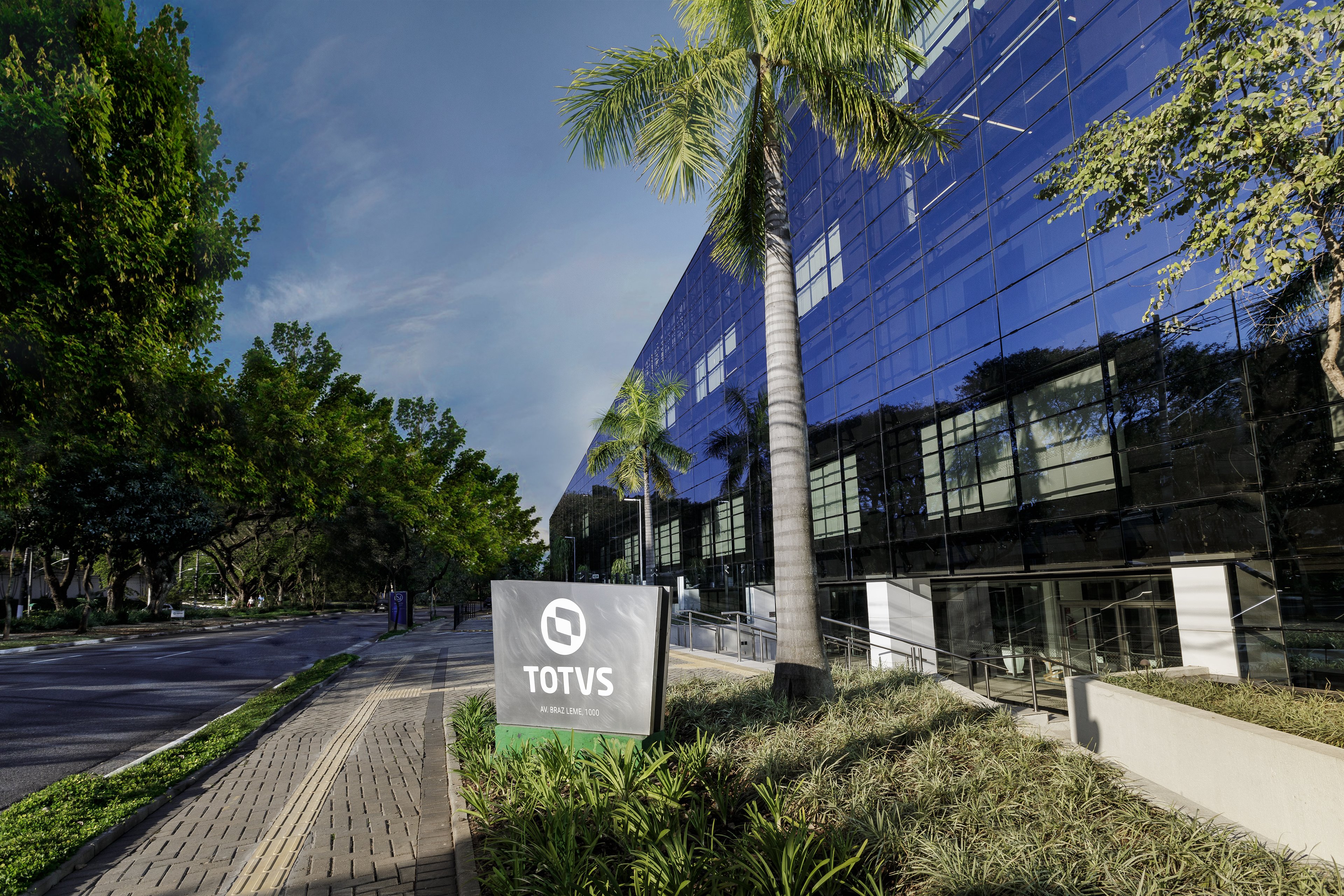 Totvs: Venda da Dimensa pode liberar capital e abrir espaço para novas aquisições, diz Santander
