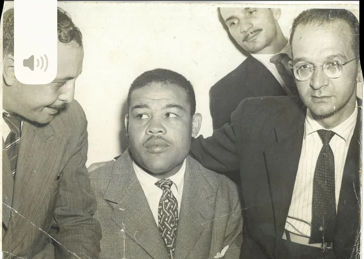 Waldemar Zumbano (à direita, de óculos) com Joe Louis: visita ao Brasil em 1947 (Álbum de Família/Reprodução)