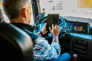 Imagem referente à matéria: Como melhorar a comunicação com motoristas e equipes de logística no transporte rodoviário?