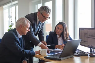 O que é a liderança servidora e como seus princípios podem transformar uma equipe?