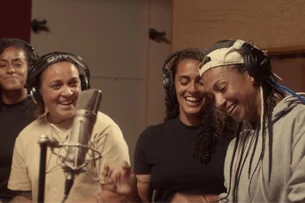 Amazon resgata música banida para reforçar apoio ao futebol feminino