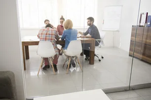 Imagem referente à matéria: 1 em cada 4 jovens leva pais em entrevistas de emprego: 'Boa intenção pode passar mensagem errada'
