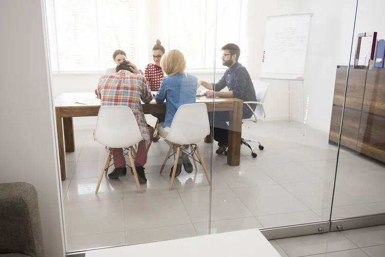 Autonomia: levar familiares em entrevista de emprego pode prejudicar a contratação (Freepik) 